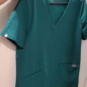 Figs Three Pocket Top Size MEDIUM GREEN AVAIL